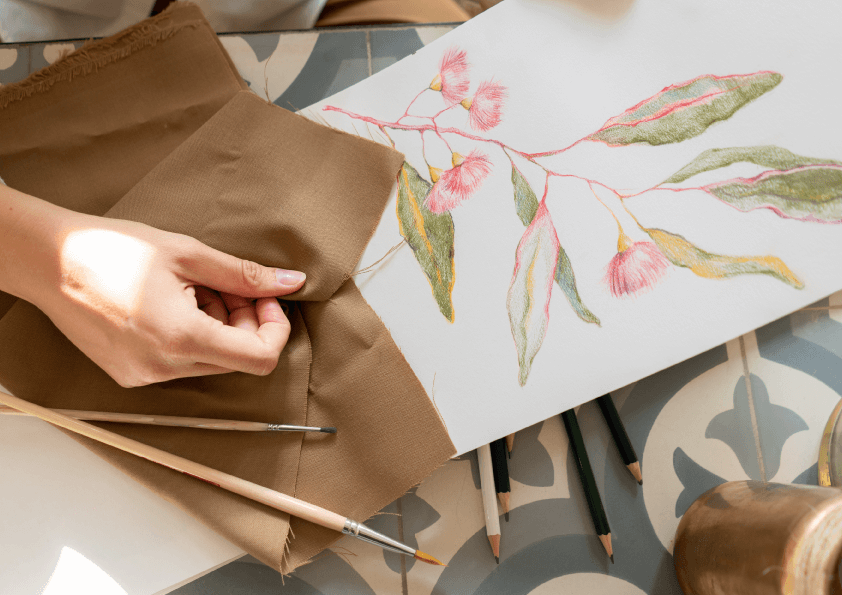 woman drawing at the table